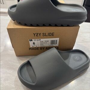 Yeezy slide slate grey size 6 never worn